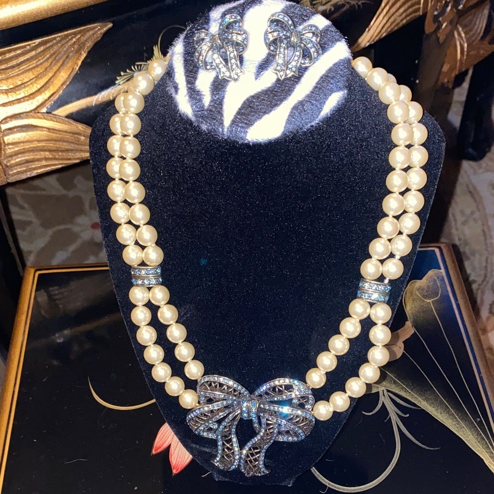 Vintage Heidi Daus Rare Find Pearl and Bow Necklace With Earrings Set